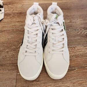 Cariuma White Leather Low Cut Sneakers-Peanuts Edition